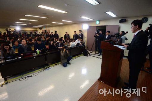 [포토]이영렬 중앙지검장 "朴 대통령, 최순실 의혹에 공모 혐의" 