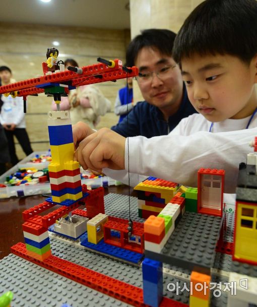 [포토]'기찻길이 통과하는 건물을 지을거에요'