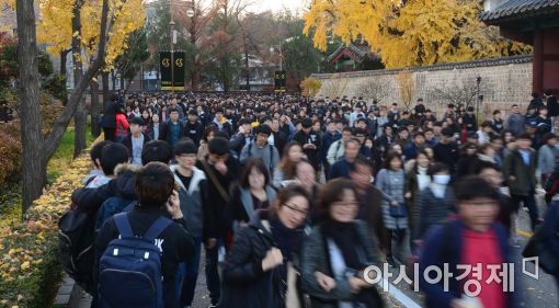 대입 논술을 치고 나오는 수험생들 /사진=아시아경제 DB