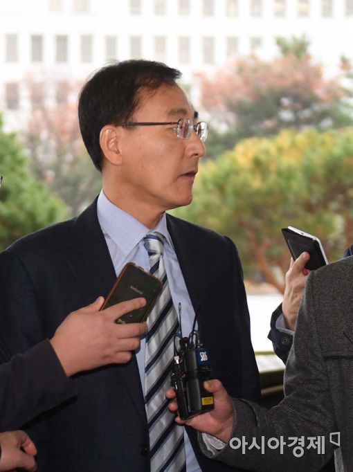 [포토]취재진 바라보는 김수남 총장 