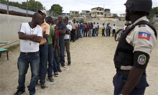 [포토]아이티 대통령 재선거에 길게 늘어진 줄