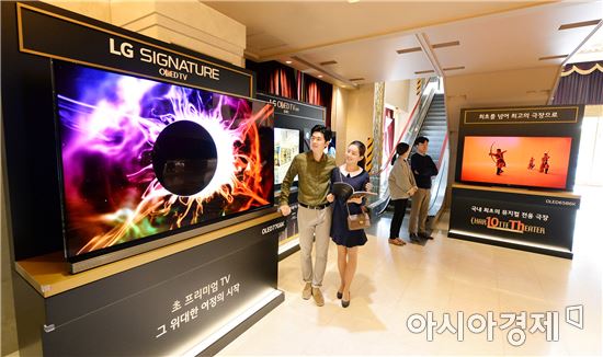 ▲LG전자 모델이 서울 송파구 샤롯데시어터에 마련된 '올레드 TV 체험존'을 소개하고 있다.(제공=LG전자)