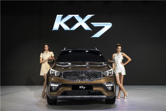 기아차가 2016 광저우 국제모터쇼에서 공개한 플래그십 SUV KX7