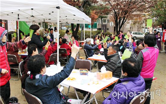광주 광산구 운남동 운남주공2단지 주민들이 지난 19일 아파트 공원에서 주민총회를 열었다.