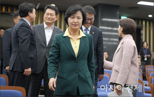 [포토]긴급 의원총회 참석하는 추미애 대표