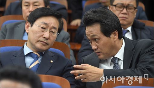 [포토]이야기 나누는 안민석·박범계