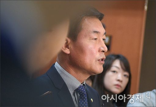 與 비상시국회의 "친박 지도부 사퇴만이 탈당·분당 막는 길"