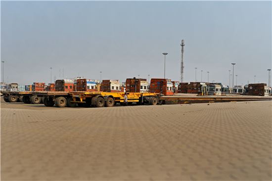 트럭 차고에 운행을 중단한 트럭들이 늘어서 있다(사진=블룸버그뉴스).