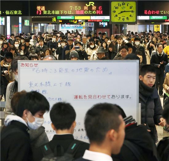 [포토]日 강진으로 기차 지연…걱정되는 승객들