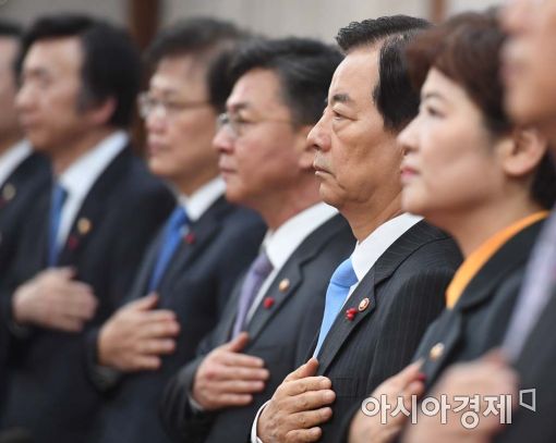 [포토]국기에 대한 경례하는 한민구 장관