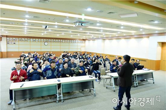 21일 장성군 주민자치위원들이 역량강화교육을 듣고 있다. 사진=장성군