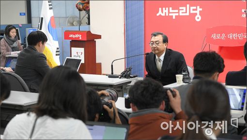 [포토]남경필·김용태, 탈당후 이정현 기자간담회
