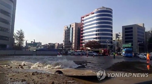 석촌역 부근 물바다…서울시 “오후 6~7시께 복구 완료”