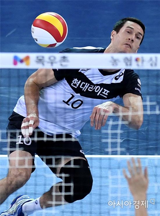 [포토]톤, '공이 무서워서 피하는 건 아니야'