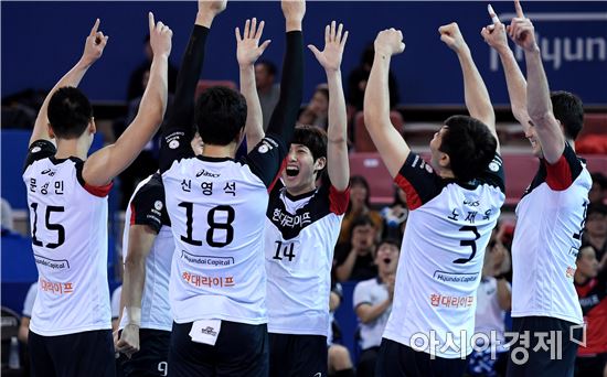 [포토]환호하는 현대캐피탈, '게임포인트야!'