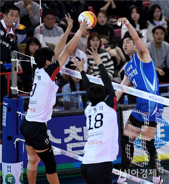 [포토]스파이크 공격하는 삼성화재 김명진