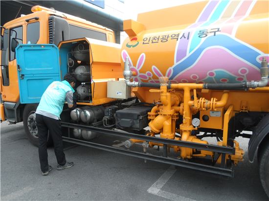 교통안전공단은 연말까지 CNG 화물차 특별점검을 실시한다. 지난주 인천을 찾은 교통안전공단 관계자가  CNG 화물차의 내압용기를 점검하고 있다.(제공: 교통안전공단)