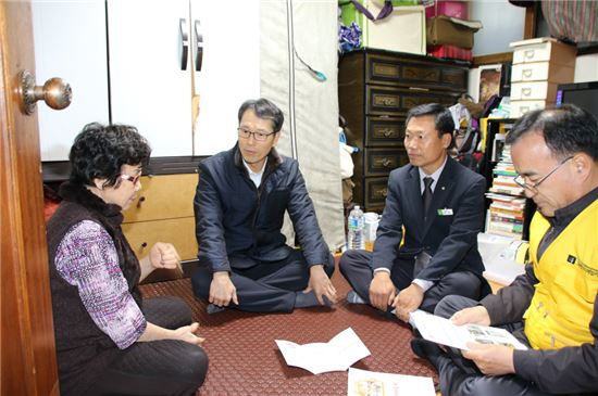 강남훈 한국에너지공단 이사장(오른쪽 세번째)이 성남에 위치한 에너지바우처 수급가구를 방문해 애로사항을 듣고 있다.