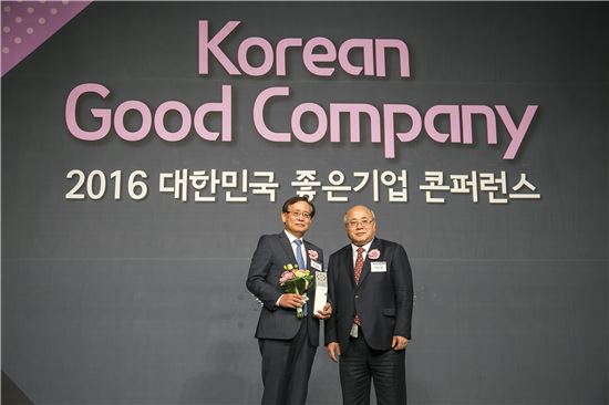박상일 아주산업 대표(왼쪽)가 22일 서울 잠실 롯데호텔월드에서 열린 '2016 대한민국 좋은기업 컨퍼런스'에서 백수현 한국표준협회장(오른쪽)으로부터 최고경영자상을 받고 기념촬영을 하고 있다.