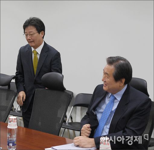 [포토]유승민 의원과 인사하는 김무성 전 대표