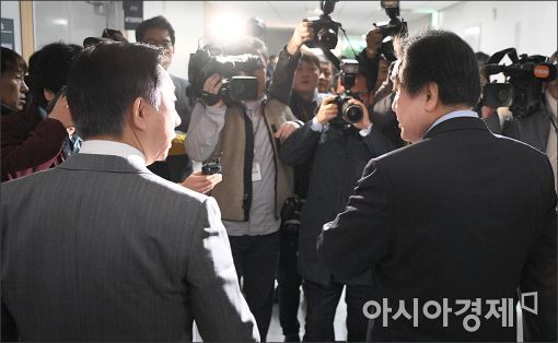 [포토]김무성 전 대표의 뒷 모습
