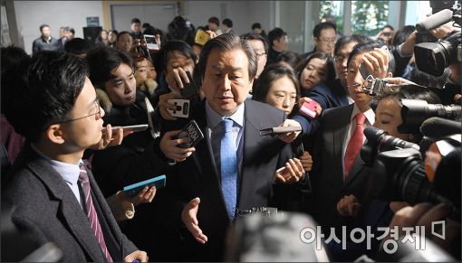 [포토]질문공세 받는 김무성 전 대표