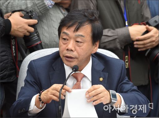"**명 정도 되나" 이완영, 국정원 직원 수 폭로 실수 '논란'