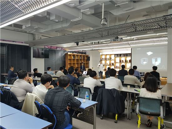 '스펙 말고 실력 창업경진대회' 본선에서 참가자가 발표하고 있다.