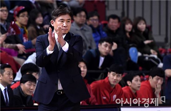 [포토]박수치는 김승기 감독