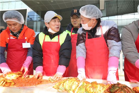 금천구, 기업 후원 김장나눔 개그맨 이수근도 참여 