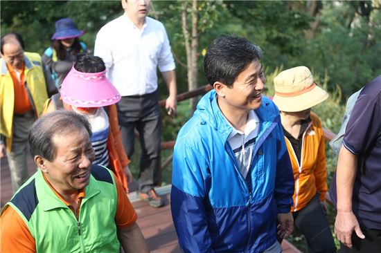 지난 9월 월곡산 둘레길에서 열린 성북구민 걷기대회에 참여해 구민들과 함께 걷고 있는 김영배 성북구청장

