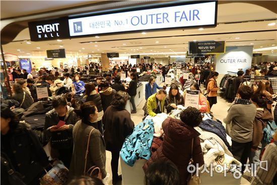 롯데백화점 겨울 세일 고객들이 아우터행사장에서 쇼핑하고 있다. (사진은 기사와 무관함)