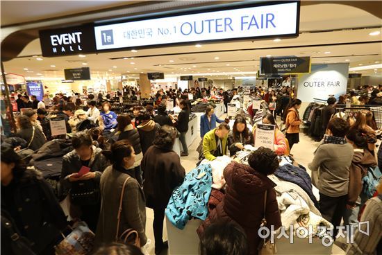 [무너지는 중산층②]"안 사먹고 안 사입고"…지갑 닫는 사람들