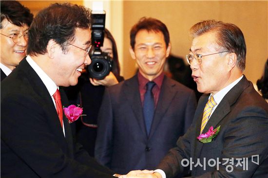 [포토]문재인 더민주 전대표와 악수하는  이낙연 전남지사