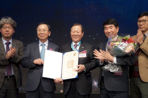 이정치 일동홀딩스 회장(가운데)이 23일 열린 2016 한국광고대회에서 동탑산업훈장을 받고 기념촬영을 하고 있다.