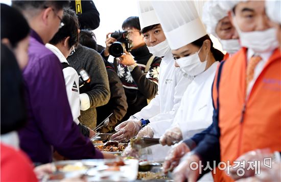 [포토]추신수, '봉사활동하는 훈훈한 눈빛'