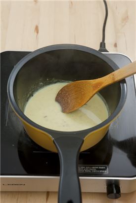 1. 냄비에 우유 1+1/2컵과 카레가루를 넣어 곱게 풀어 되직해질 때까지 끓인다. 