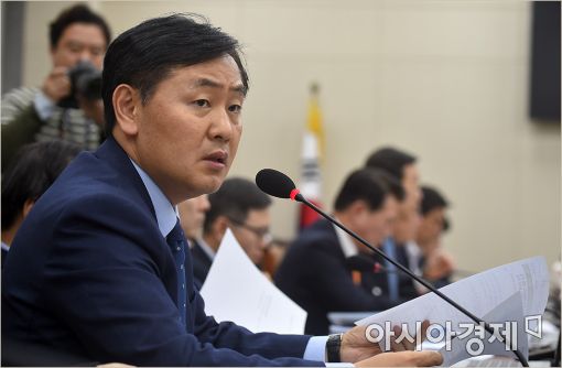 [포토]질의하는 김관영 의원