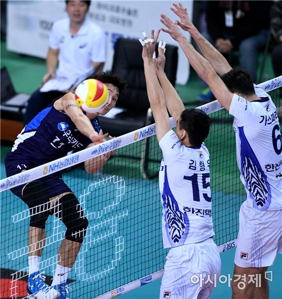 [포토]최홍석, '김형우 블로킹에 딱 걸렸네'