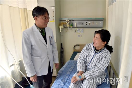 퇴원을 앞둔 순시우엉씨가 뇌수술을 집도한 김인영 교수와 담소를 나누고 있다. 