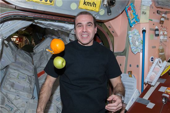 ▲2014년 ISS에 머물렀던 릭 마스트라치오(Rick Mastracchio)가 무중력상태에서 둥둥 떠다니는 신선한 과일을 보며 행복해 하고 있다.[사진제공=NASA]
