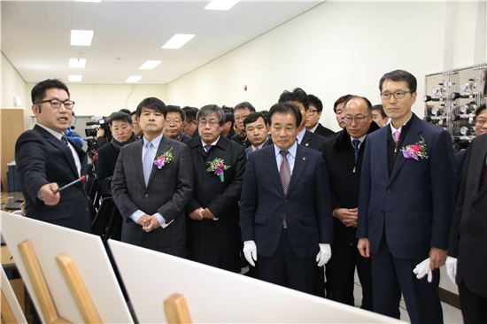 강남훈 한국에너지공단 이사장과 주요 내빈들이 24일 오후 자동차연비센터 준공식 후 시험설비현황에 대한 설명을 듣고 있다.