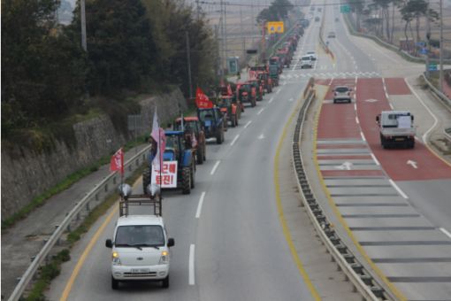 '트랙터 시위대'가 박근혜 대통령 퇴진을 요구하기 위해 서울로 향하고 있다./사진=전국농민회총연맹 홈페이지