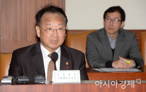 [포토]유일호 "구조조정 미룰 생각 없다"