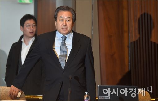 [포토]김무성, 긴급 의원총회 참석