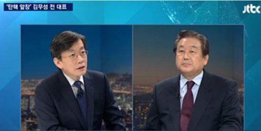 JTBC '뉴스룸' 앵커  손석희(좌)와 인터뷰를 위해 출연한 김무성 전 새누리당 대표(우)/사진=JTBC '뉴스룸' 캡처