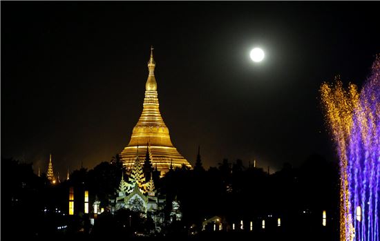 미얀마의 상징인 양곤 쉐다곤 사원이 환하게 불을 밝히고 있다. 뒤로는 보름달이 떠 있다. (사진=AP연합뉴스)