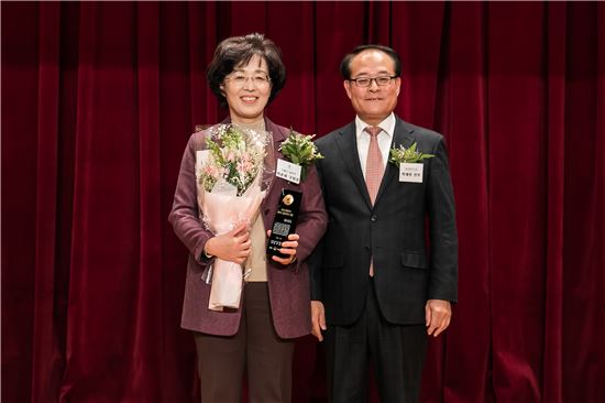 박춘희 송파구청장(왼쪽)이 공공 서비스 대상을 수상했다.
