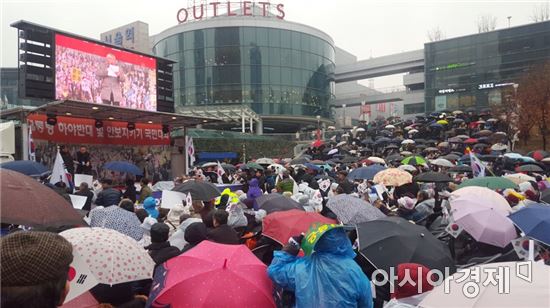 [11·26 촛불집회] "박근혜 지키자" 보수, 눈발 속 600여명 모여(1보)