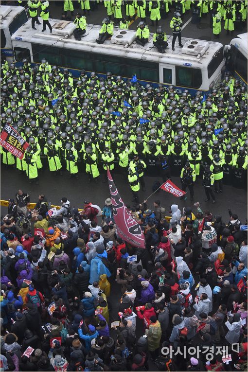 [포토]청와대 길목 막아서는 경찰